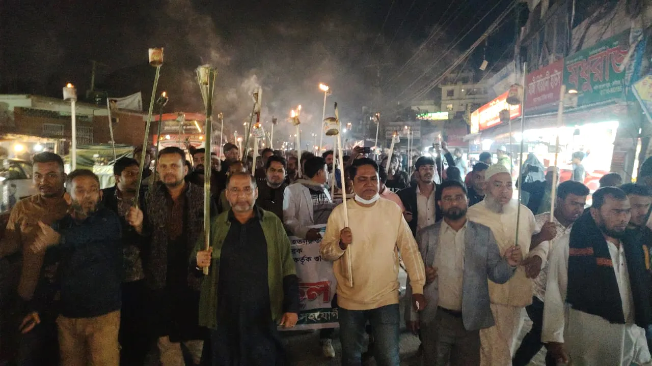 ওসমান হাদিকে গুলির প্রতিবাদে দেবিদ্বারে বিএনপির মশাল মিছিল