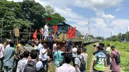 কুলাউড়ায় ৮ দফা দাবিতে পাহাড়িকা ট্রেন অবরোধ