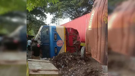 চট্টগ্রামে ট্রেনের ইঞ্জিনের সাথে ট্রাকের সংঘর্ষ
