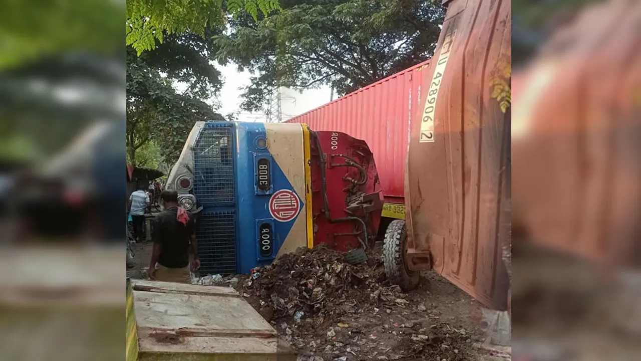 চট্টগ্রামে ট্রেনের ইঞ্জিনের সাথে ট্রাকের সংঘর্ষ
