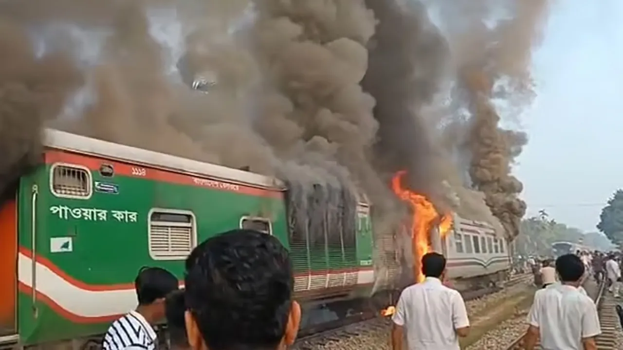 সীতাকুণ্ডে ‘চট্টলা এক্সপ্রেস’ ট্রেনে আগুন