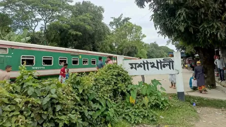 গফরগাঁওয়ে ট্রেনের ইঞ্জিন বিকল হয়ে ২ ঘণ্টা যোগাযোগ বন্ধ