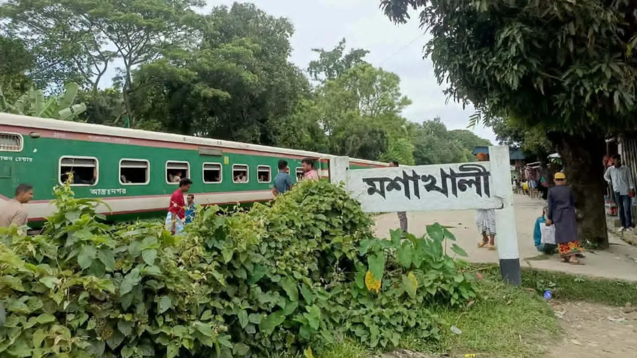 গফরগাঁওয়ে ট্রেনের ইঞ্জিন বিকল হয়ে ২ ঘণ্টা যোগাযোগ বন্ধ