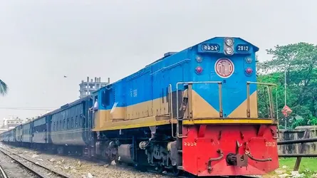 চলন্ত ট্রেন থেকে পড়ে কিশোরের মৃত্যু