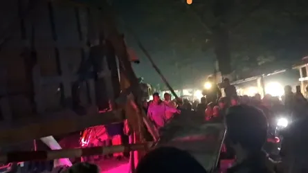 লালমনিরহাটে ট্রেনের ধাক্কায় দুমড়ে-মুচড়ে ট্রাক