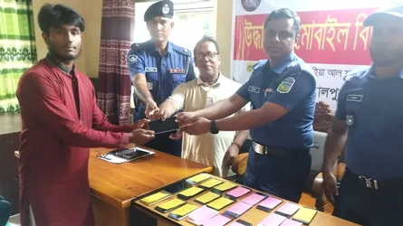 জামালপুরে খোয়া যাওয়া ৪৪ মোবাইলফোন উদ্ধার করে ফেরত দিল পুলিশ