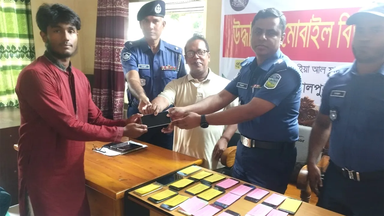 জামালপুরে খোয়া যাওয়া ৪৪ মোবাইলফোন উদ্ধার করে ফেরত দিল পুলিশ