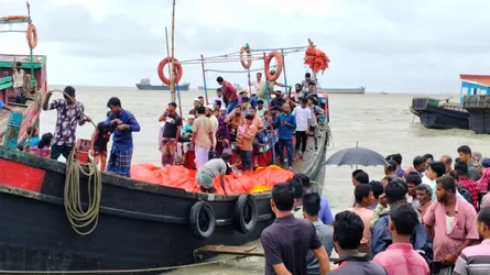 হাতিয়ায় বিআইডব্লিউটিএ কর্মকর্তার উপস্থিতিতেই চলছে ঝুঁকিপূর্ণ ট্রলার সার্ভিস