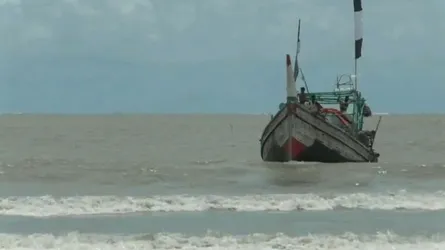কুয়াকাটা ট্রলার ডুবির ঘটনায় ১৪ জেলে উদ্ধার, নিখোঁজ ৬