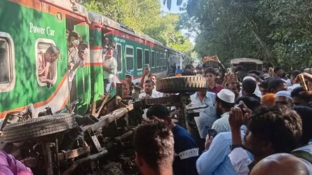 মিরসরাইয়ে চলন্ত ট্রেনের ধাক্কায় দুমড়ে-মুচড়ে গেল পিকআপ