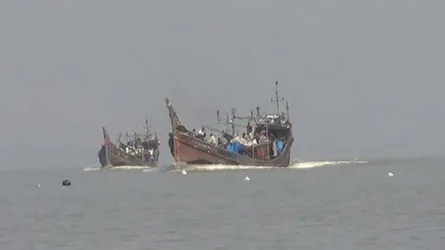 বঙ্গোপসাগরে ১০ ট্রলারে ডাকাতি, গুলিবিদ্ধসহ আহত অর্ধশত জেলে