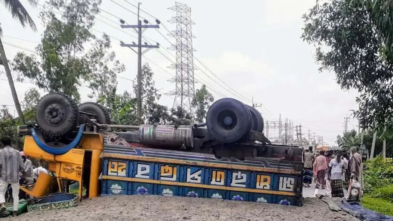 ময়মনসিংহে ট্রাক-সিএনজির সংঘর্ষে ৩ নারী নিহত