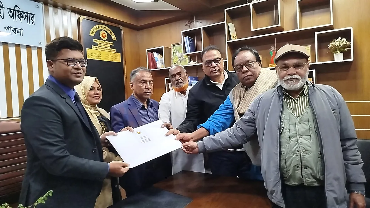 পাবনা-৩ আসনে বিএনপির মনোনয়নপত্র সংগ্রহ করল কৃষক দলের শীর্ষ নেতা