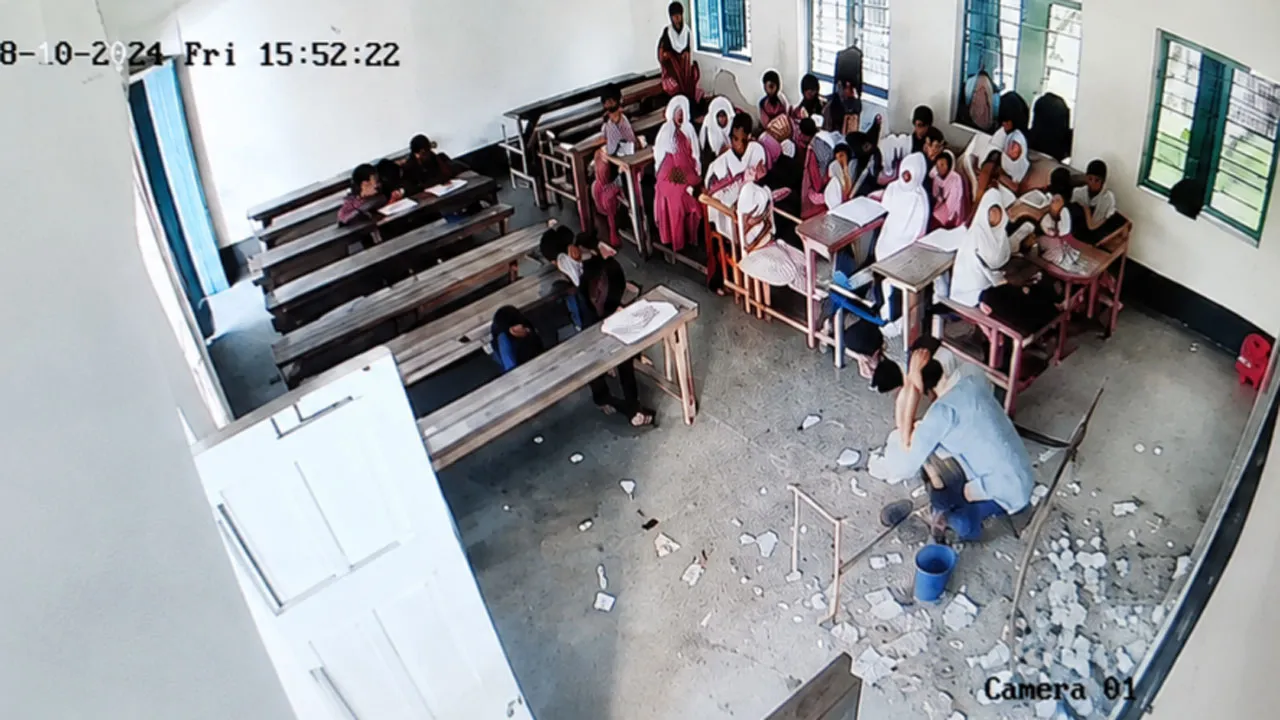 উজিরপুরে ক্লাস চলাকালে মাথায় পড়লো ছাদের পলেস্তারা, শিক্ষক আহত