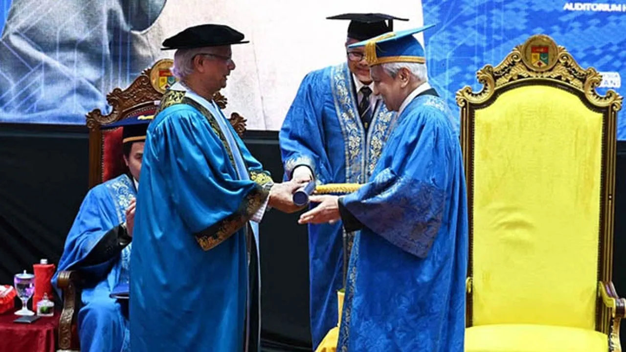 ড. ইউনূসকে সম্মানসূচক ডক্টরেট ডিগ্রি দিলো মালয়েশিয়া ন্যাশনাল ইউনিভার্সিটি