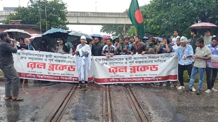 উল্লাপাড়ায় রবীন্দ্র বিশ্ববিদ্যালয় শিক্ষার্থীদের অবরোধে ট্রেন চলাচল বন্ধ