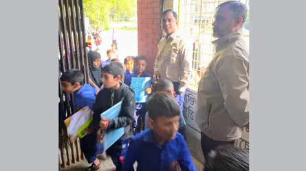 লালপুরে প্রাথমিক বিদ্যালয়ের বার্ষিক পরীক্ষা নিলেন ইউএনও