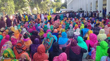 ছাঁটাই প্রতিবাদে নীলফামারীতে ইপিজেডের শ্রমিকদের ডিসি অফিস ঘেরাও