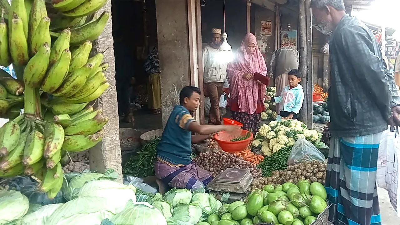 সাদুল্লাপুরে সবজির নিম্নমুখী দামে ক্রেতাদের স্বস্তি
