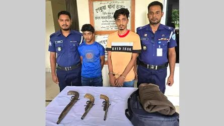স্কুল ব্যাগ থেকে বন্দুক জব্দ