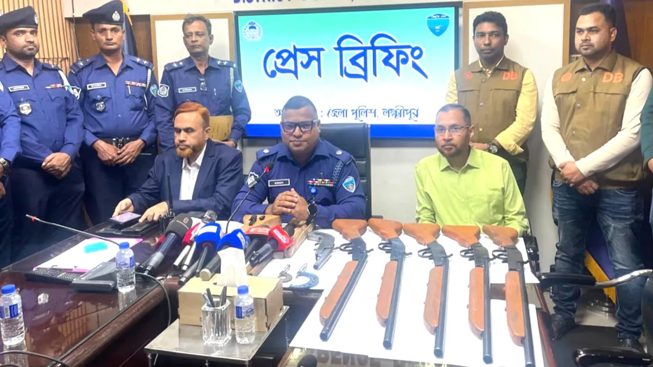 লক্ষ্মীপুরে কবরস্থান থেকে ৬ আগ্নেয়াস্ত্র উদ্ধার