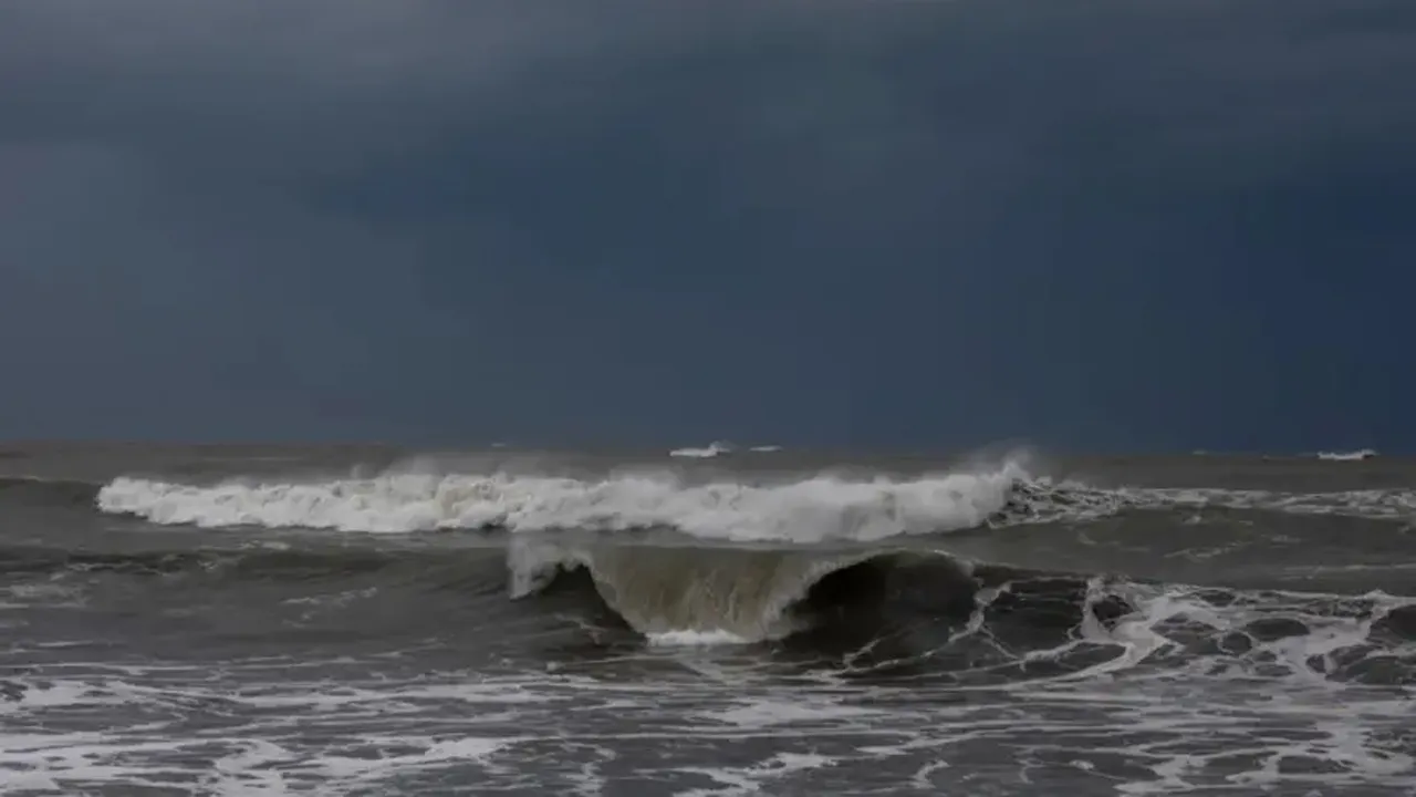 সমুদ্র বন্দরে তিন নম্বর সতর্ক সংকেত