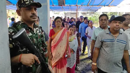 পশ্চিমবঙ্গে নির্বাচনে দ্বিতীয় দফায় ভোটগ্রহণ চলছে