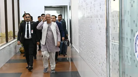 নিউইয়র্ক থেকে দেশে ফিরেছেন প্রধান উপদেষ্টা