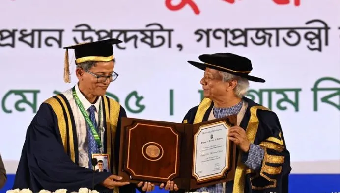 প্রধান উপদেষ্টাকে ডি লিট ডিগ্রি দিলো চট্টগ্রাম বিশ্ববিদ্যালয়