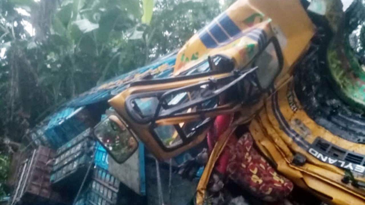 ক্ষতিগ্রস্ত ট্রাকটি