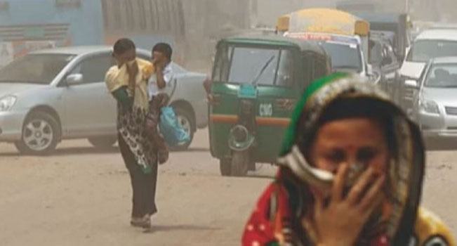 ধুলাবালির মধ্যে পথচারীদের চলাফেরা
