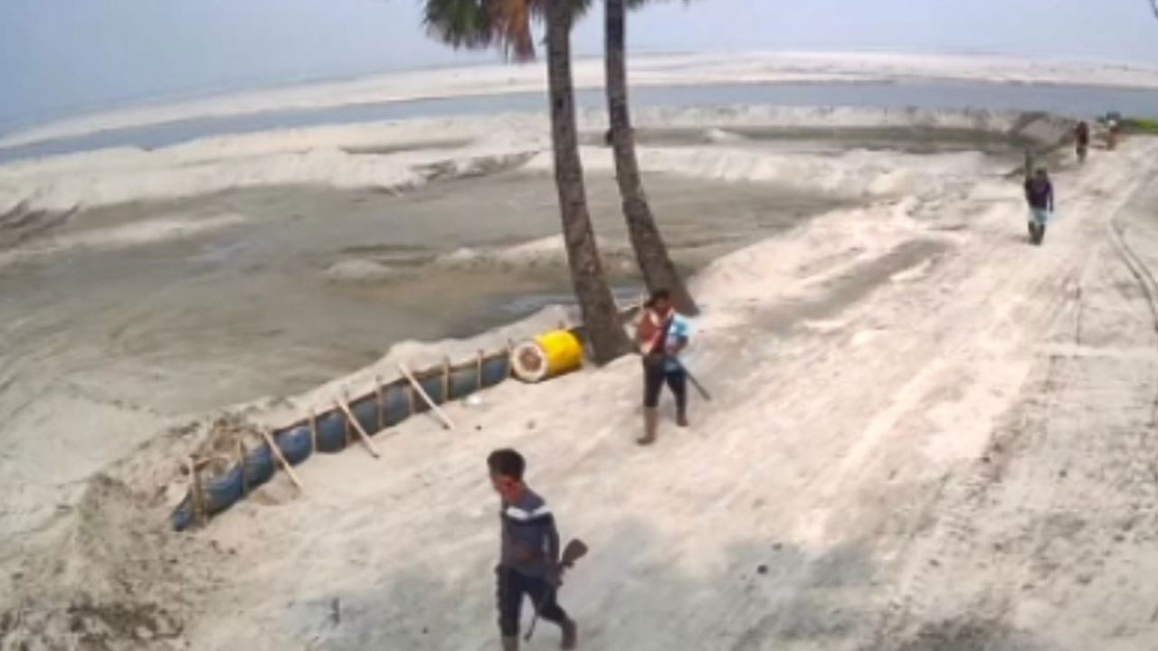 ফিল্মি স্টাইলে অস্ত্রের মহড়া