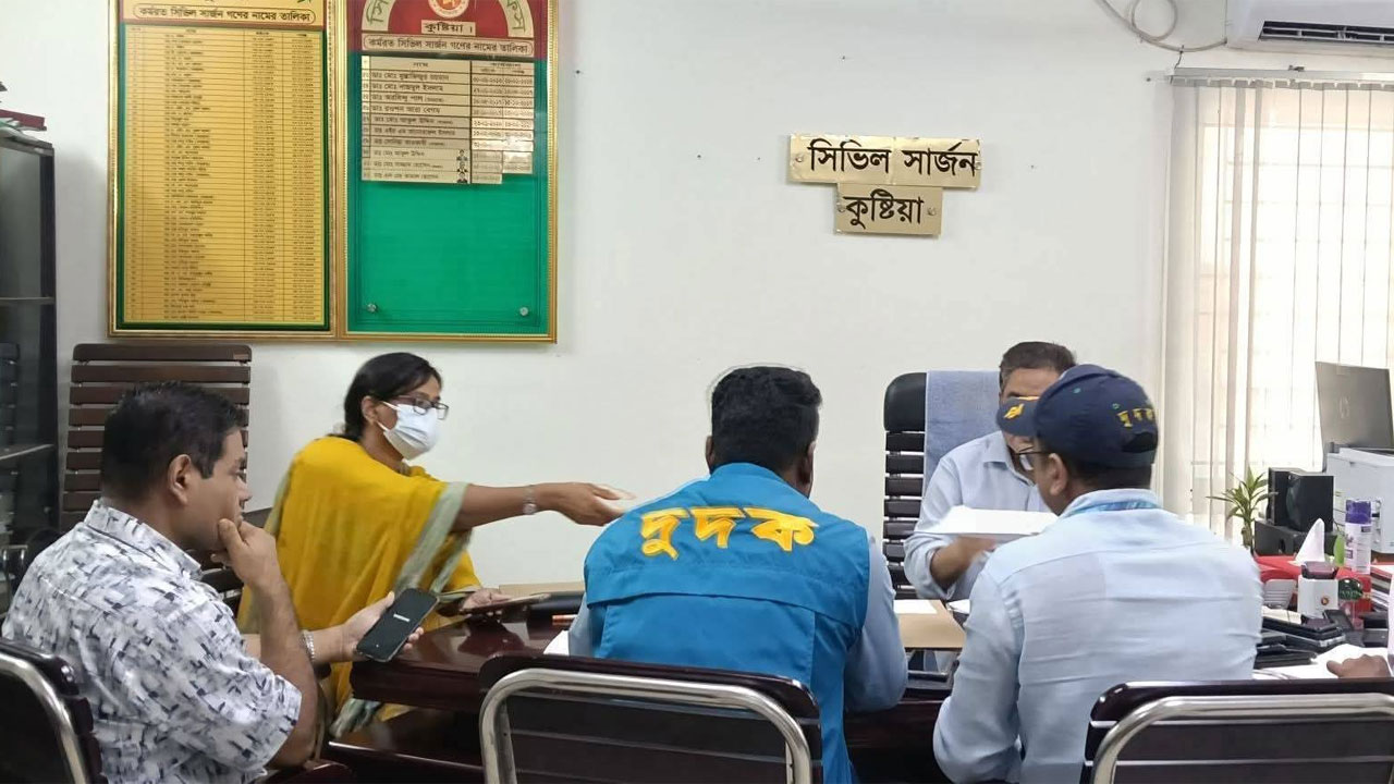 কুষ্টিয়া সিভিল সার্জন অফিসে দুদুকের অভিযান