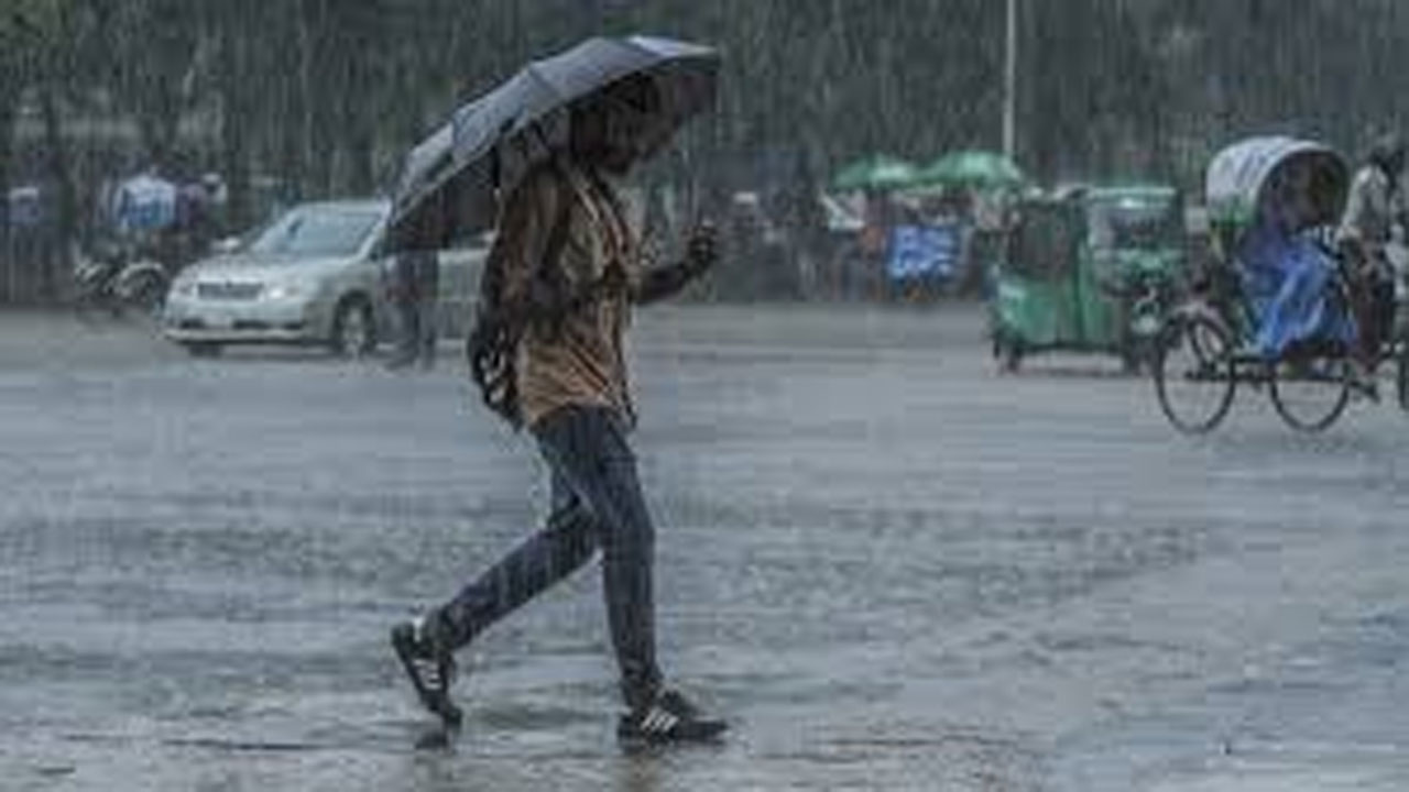 ভোর থেকে ঢাকায় টানা বৃষ্টি, জলাবদ্ধতায় জনভোগান্তি