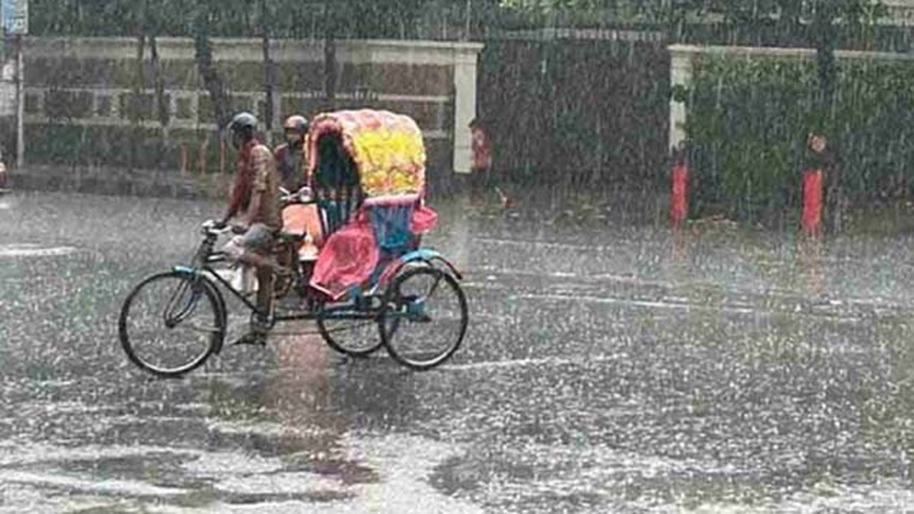 দেশের কোথাও কোথাও মাঝারি ধরনের ভারী বর্ষণের সম্ভাবনার কথা আবহাওয়ার পূর্বাভাসে জানানো হয়েছে