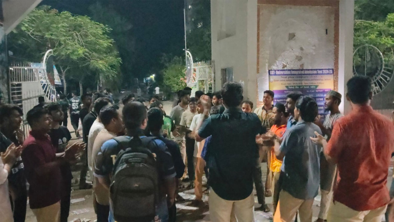 বিক্ষোভরত শিক্ষার্থীরা