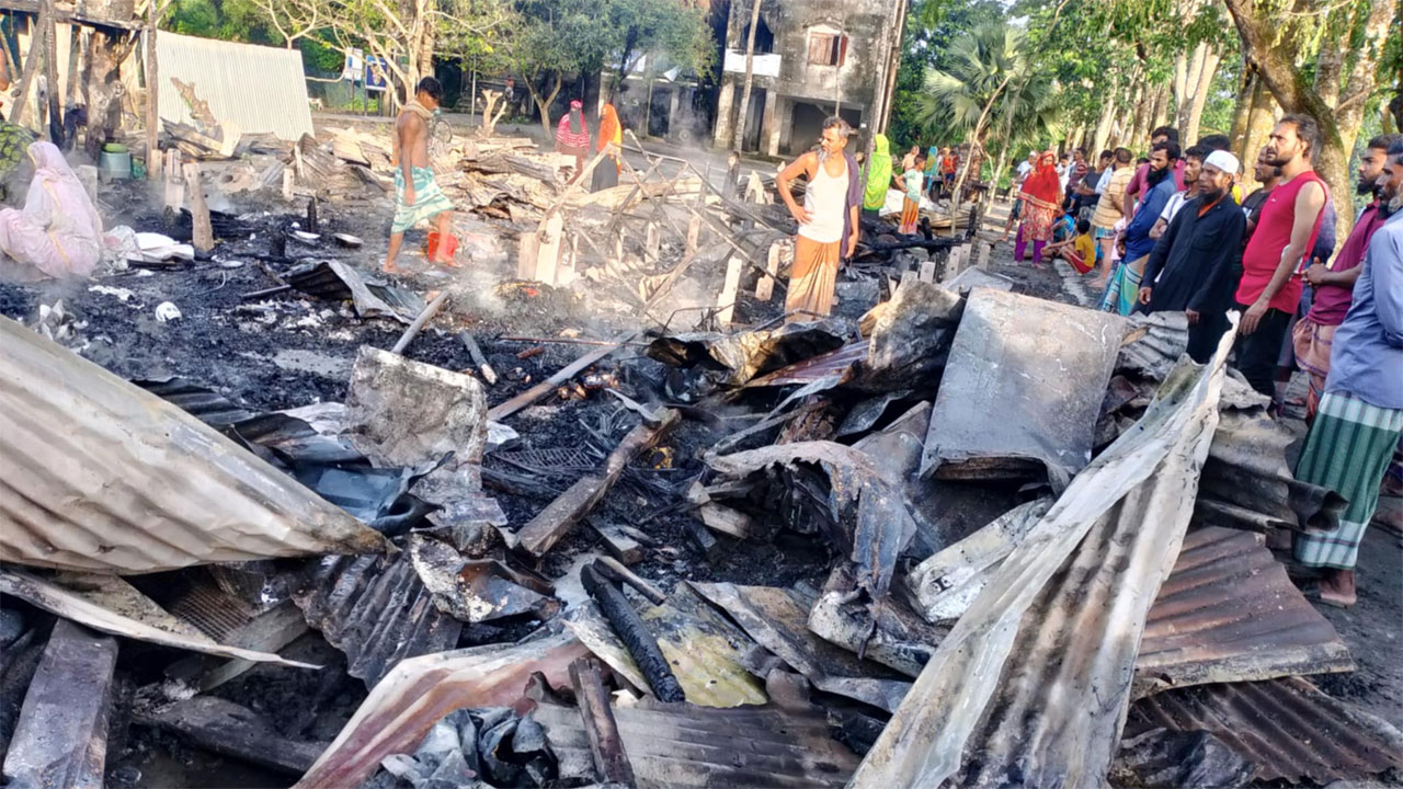 আগুনে পুড়ে ক্ষতিগ্রস্ত দোকান ঘর