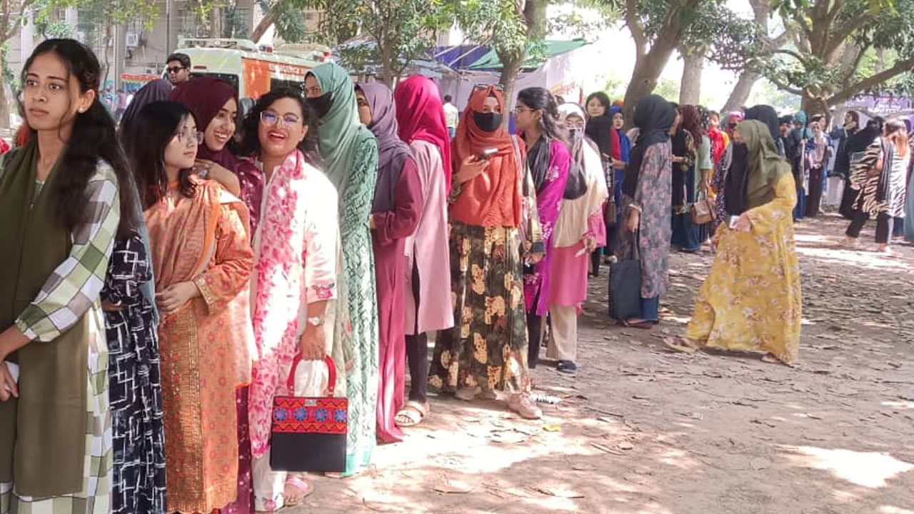 মেয়েদের ভোটকেন্দ্রে উপচে পড়া ভিড়
