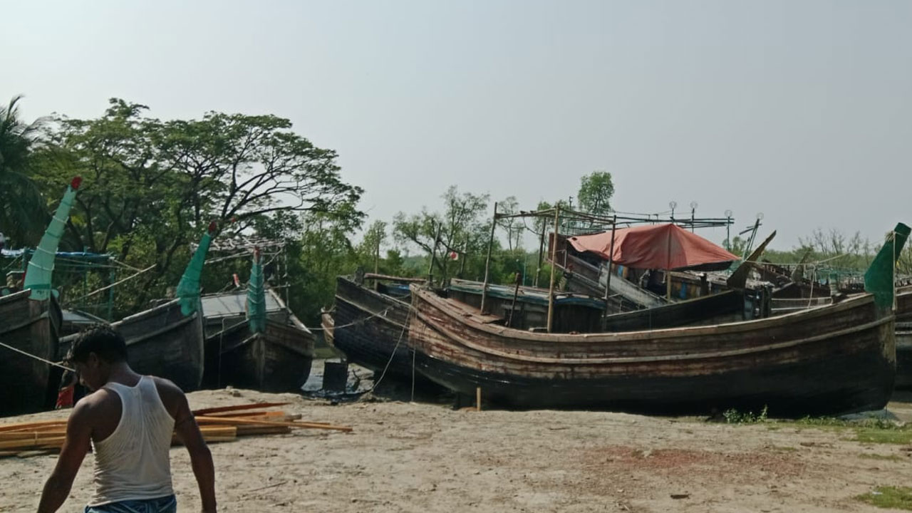 কক্সবাজারে বাঁকখালী নদীর বিভিন্ন ঘাটে অলস বসে থাকা ফিশিং বোটের সারি।