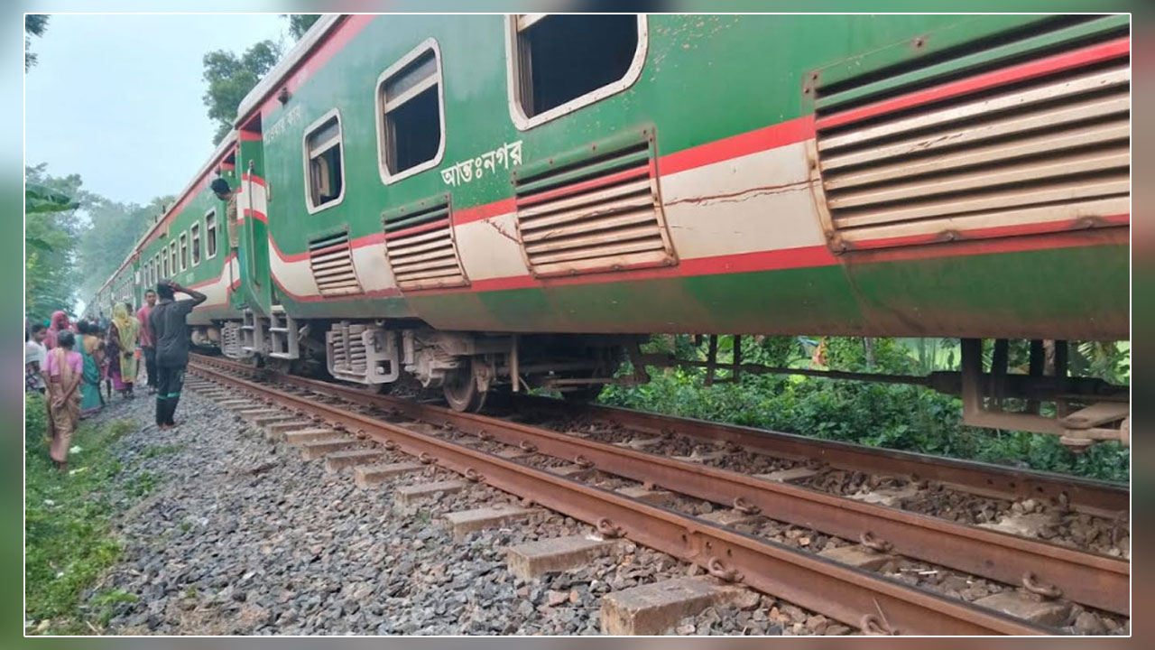সাড়ে ৫ ঘণ্টা পর রেল চলাচল স্বাভাবিক