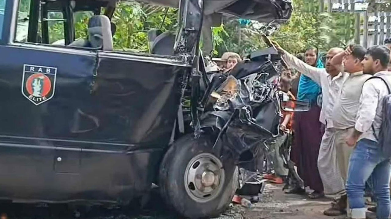 পটুয়াখালীতে র‍্যাবের গাড়ি ও বাসের সংঘর্ষে নিহত ৩