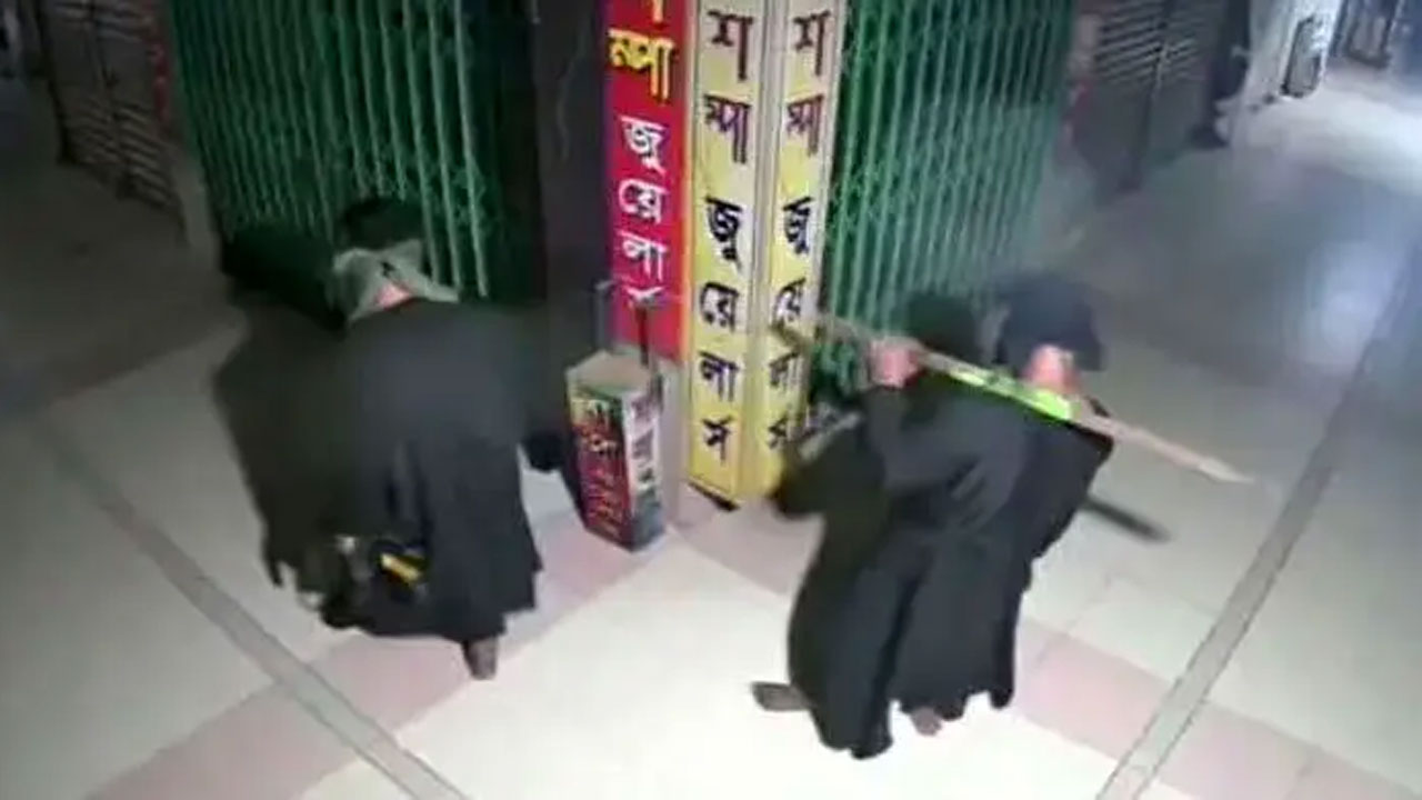 রাজধানীর ফরচুন শপিংমলে চুরির ঘটনা