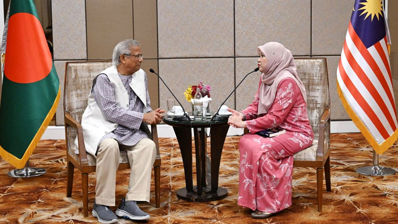 প্রধান উপদেষ্টা অধ্যাপক ড. মুহাম্মদ ইউনূস ও মালয়েশিয়ার শিক্ষামন্ত্রী ফাদলিনা বিনতি সিদেক