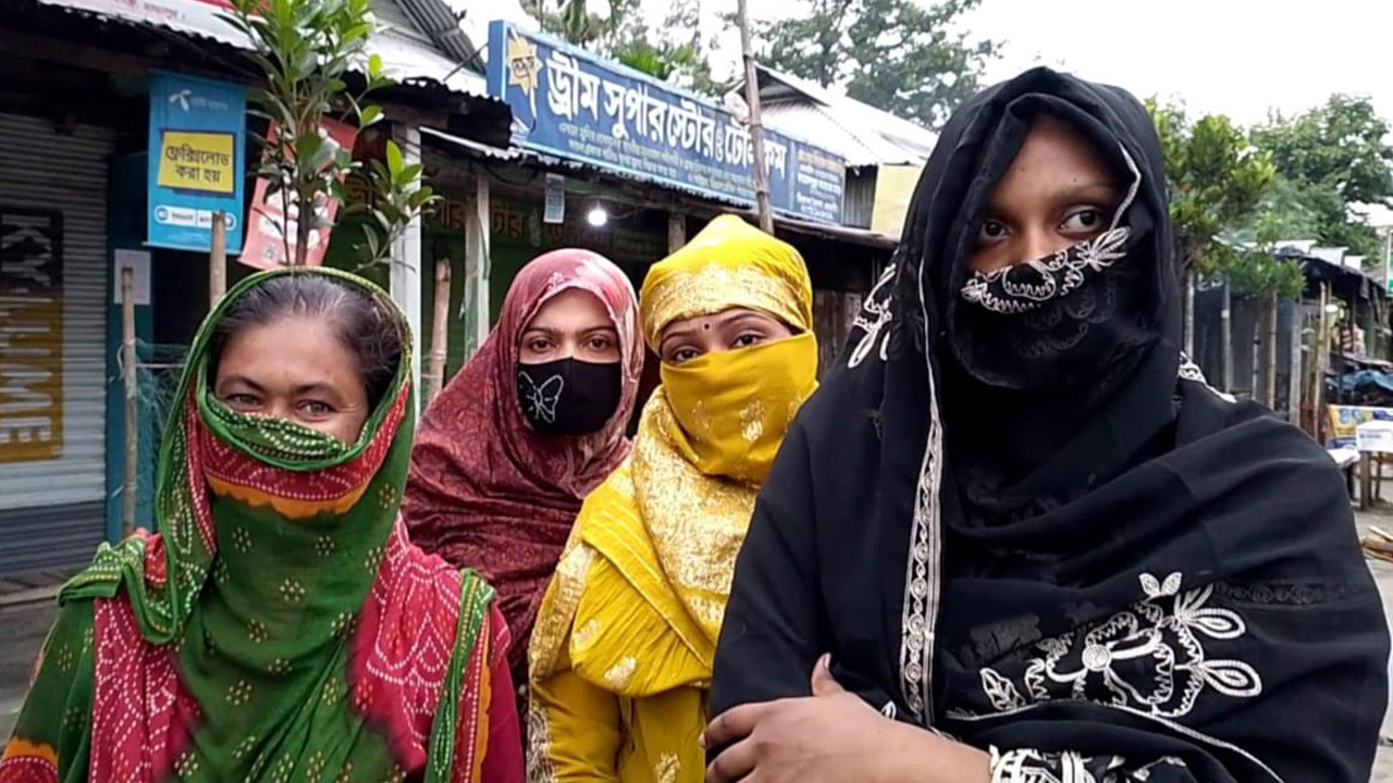 পুশইন হওয়া চার নারী