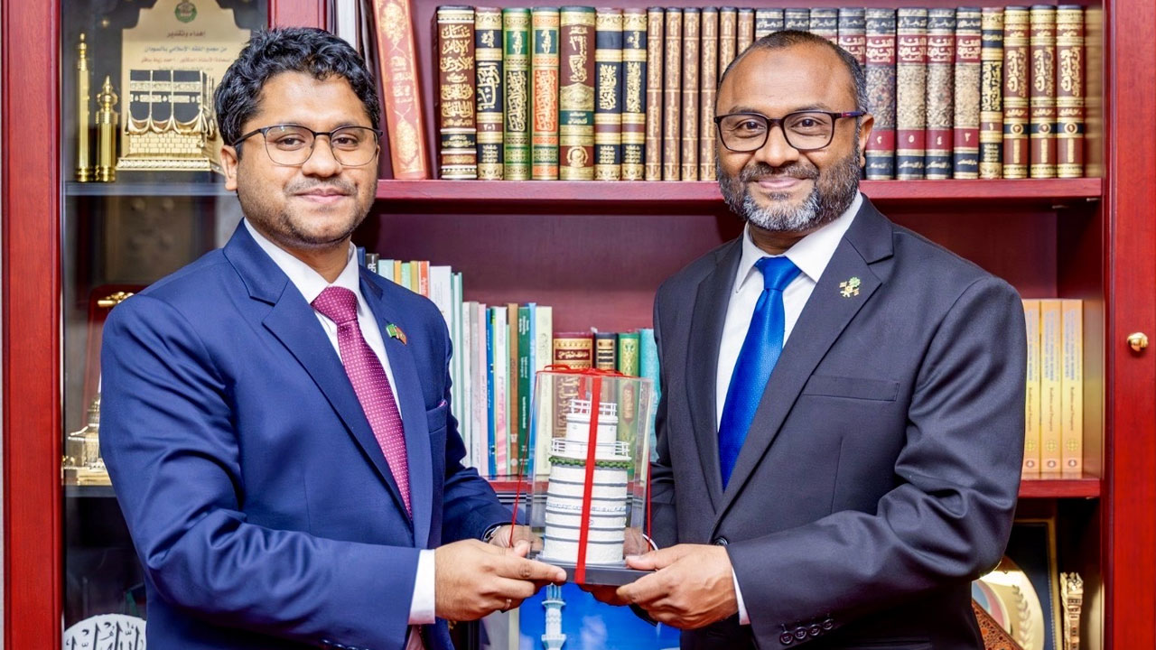 মালদ্বীপে নিযুক্ত বাংলাদেশ হাইকমিশনার ড. মোহাম্মদ নাজমুল ইসলাম ও দেশটির ধর্মমন্ত্রী ড. মোহাম্মদ শাহিম আলী সাঈদ