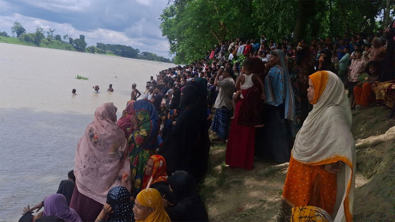 বহ্মপুত্রে নৌকাডুবিতে নিখোঁজ ২ শিক্ষার্থীর লাশ উদ্ধার স্থানীয় লোকজন