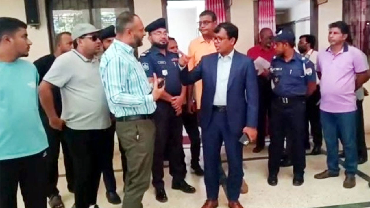 সিলেট রেলস্টেশনে অনিয়ম দেখতে আকস্মিক পরিদর্শনে ডিসি সারওয়ার