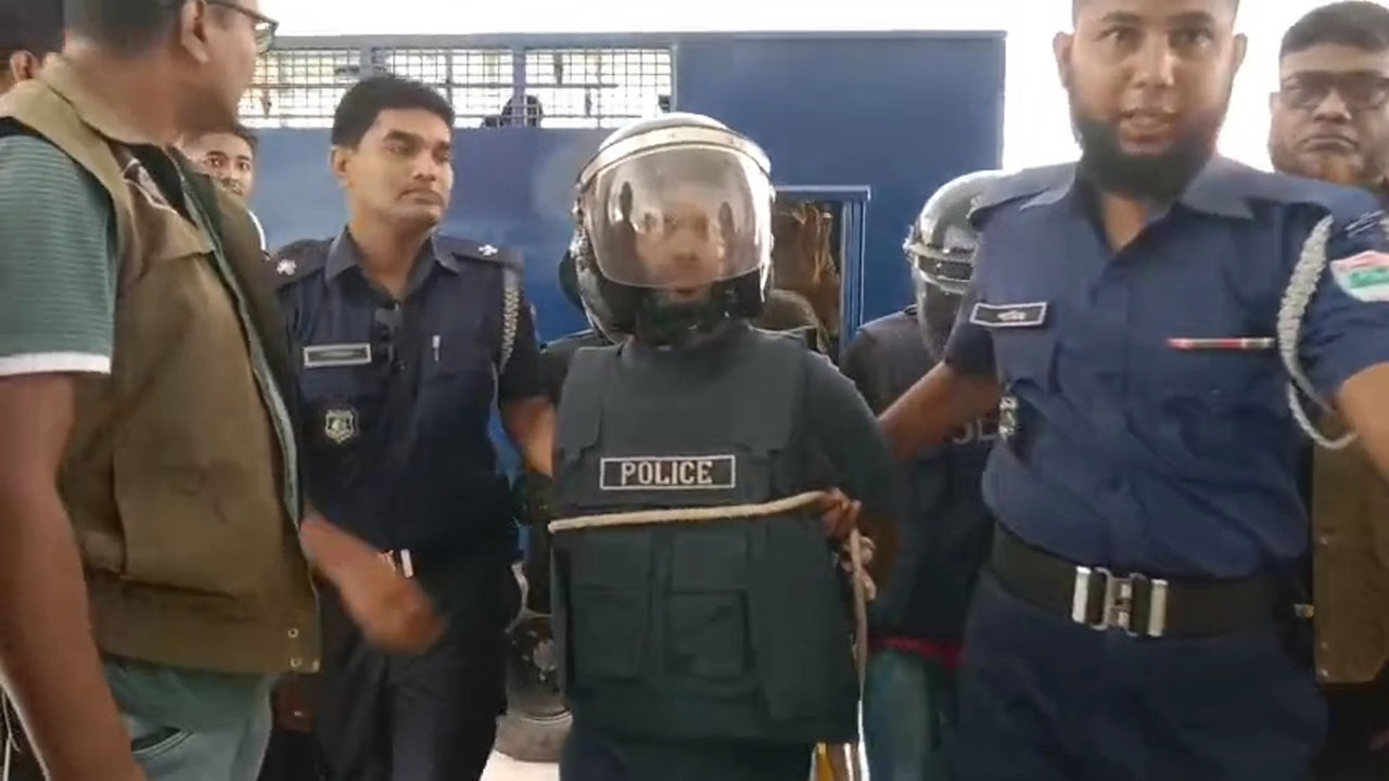 আদালত প্রাঙ্গনে হিটু শেখ