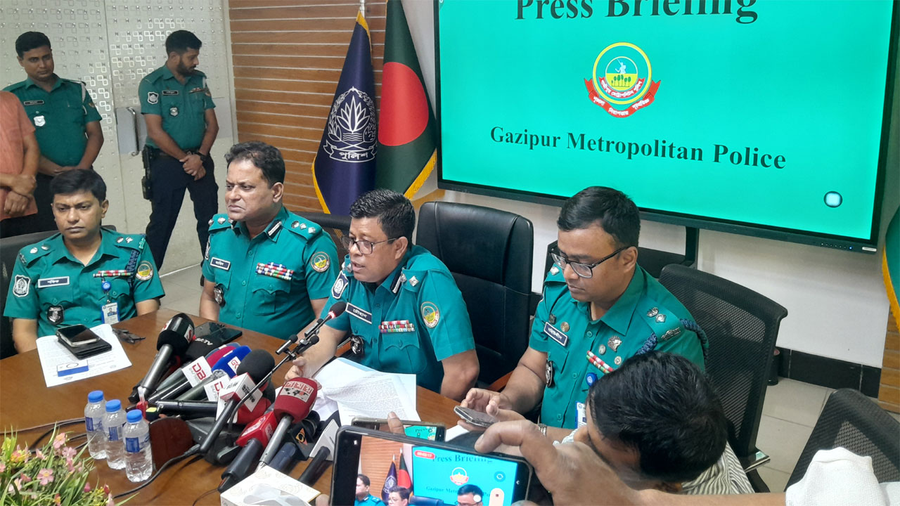 প্রেস ব্রিফিংয়ে জিএমপির অতিরিক্ত পুলিশ কমিশনার (ক্রাইম অ্যান্ড অপারেশনস) মোহাম্মদ তাহেরুল হক চৌহান