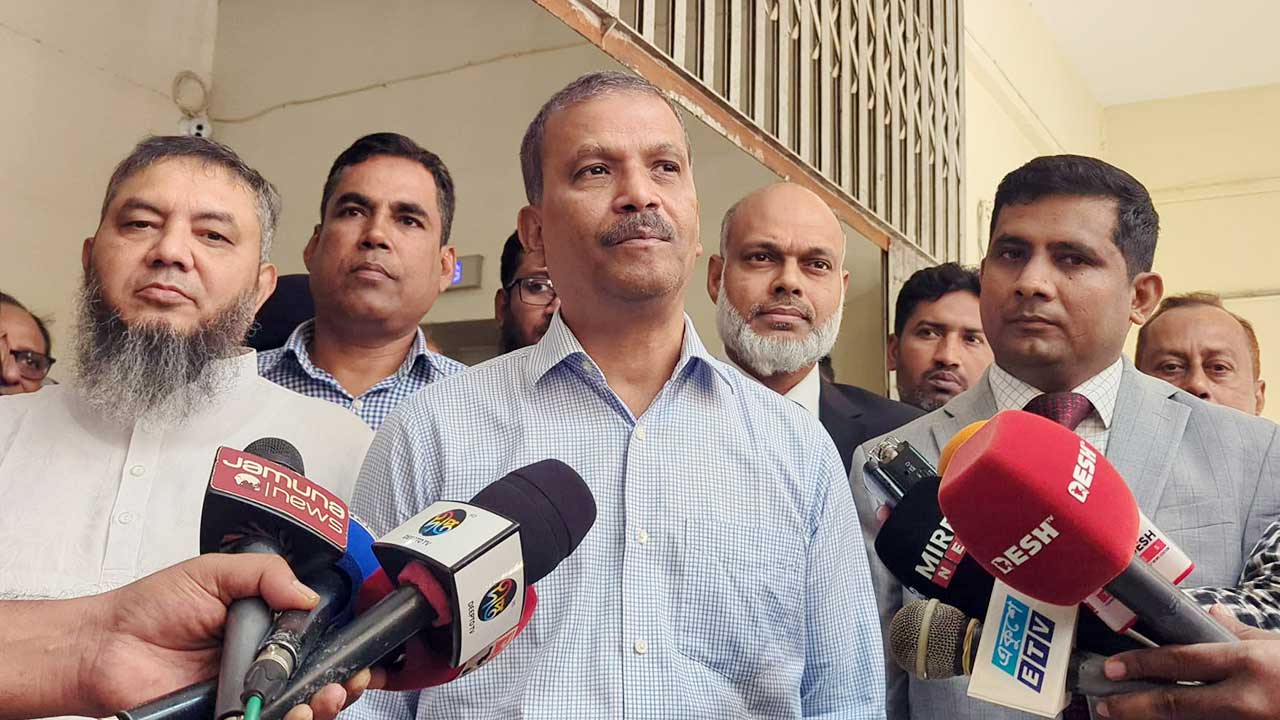 রাজশাহীতে সাংবাদিকদের সঙ্গে কথা বলেন আইন উপদেষ্টা ড. আসিফ নজরুল